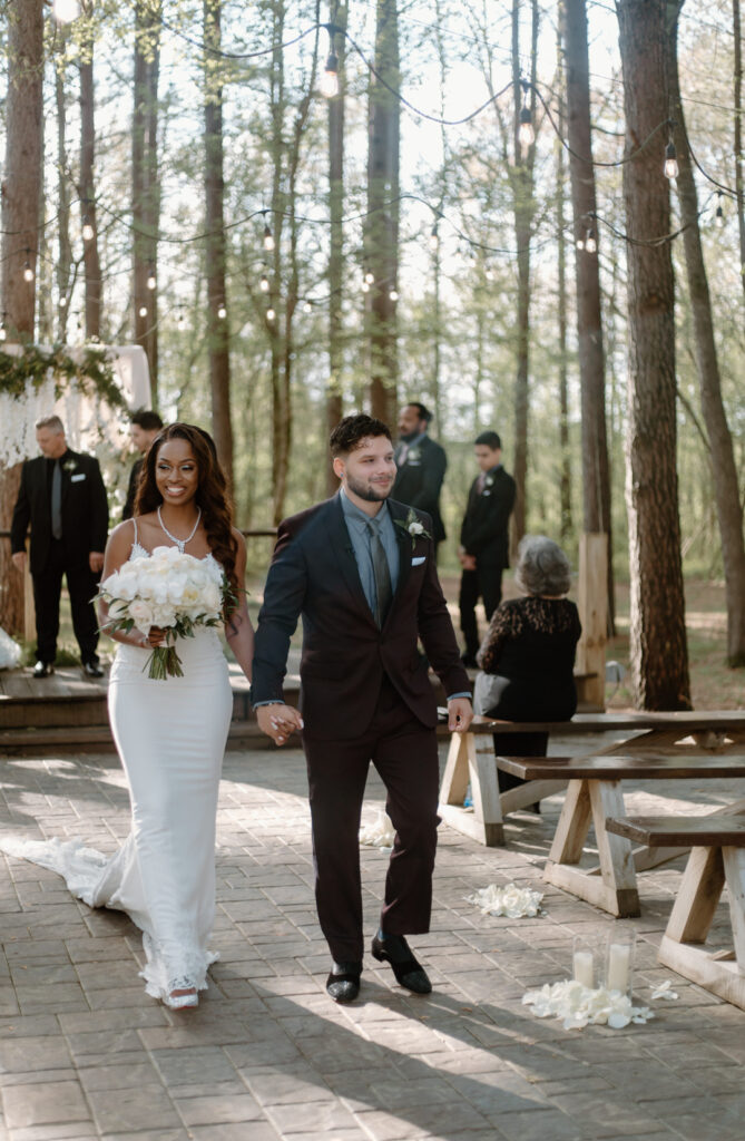 Riverside wedding venue located in East Tennessee. Hiwassee River Wedding and Events is a great wedding venue for nature loving couples looking for a intimate outdoor wedding ceremony. 