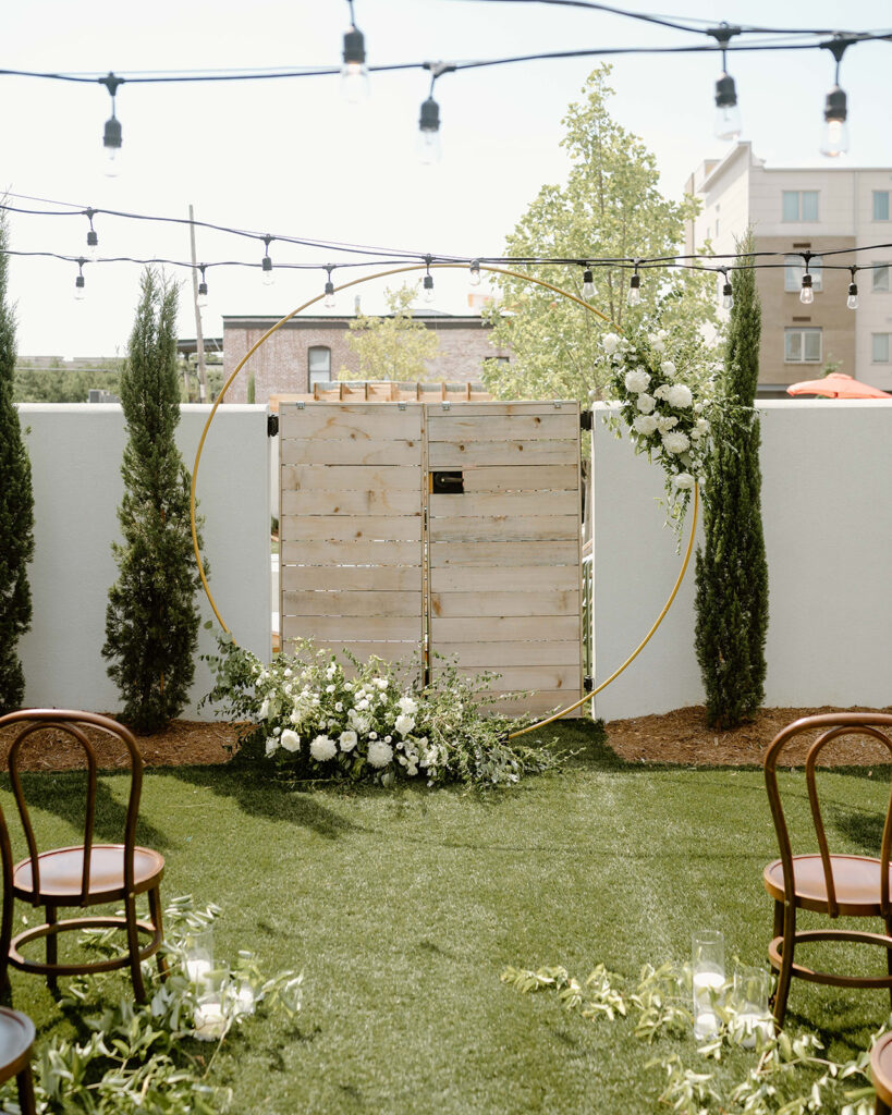 Outdoor wedding ceremony in Chattanooga, Tennessee with circle flower arch.