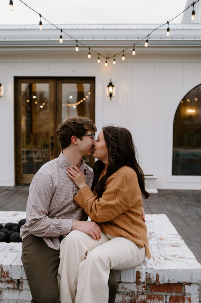 Casual engagement session outfits ideas.