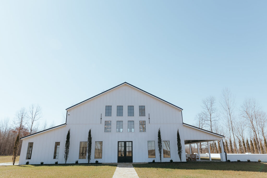Modern white wedding venue in Nashville, Tennessee. This venue has a great getting ready space for the bride and large reception area to host your celebration.